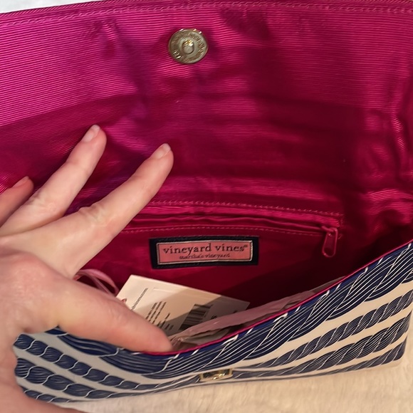 🆕 NWT Vineyard Vines Rope Style Clutch in Ocean Reef Blue and Hot Pink Interior - Picture 4 of 7